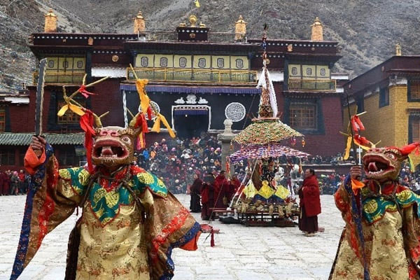 Thôn văn hóa dân tộc Tạng – điểm tham quan mang đậm bản sắc Tây Tạng trên đường đến Cửu Trại Câu, nổi bật với kiến trúc nhà gỗ và văn hóa đặc trưng vùng cao nguyên Tứ Xuyên.